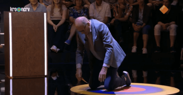 Philips Freriks experiments with yoga poses at De Slimste Mens