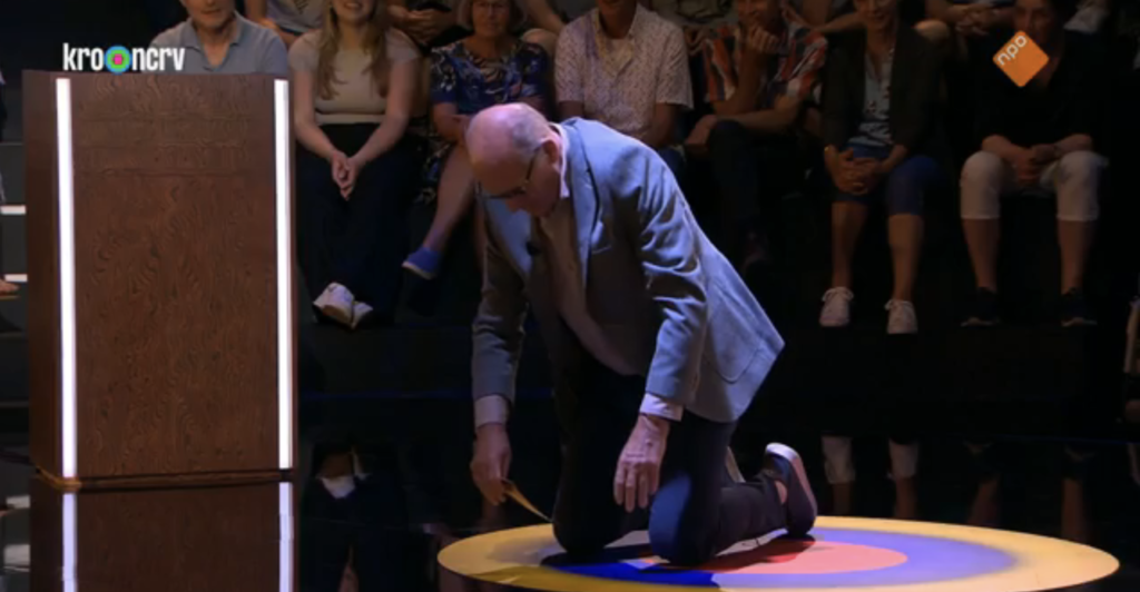 Philips Freriks experiments with yoga poses at De Slimste Mens