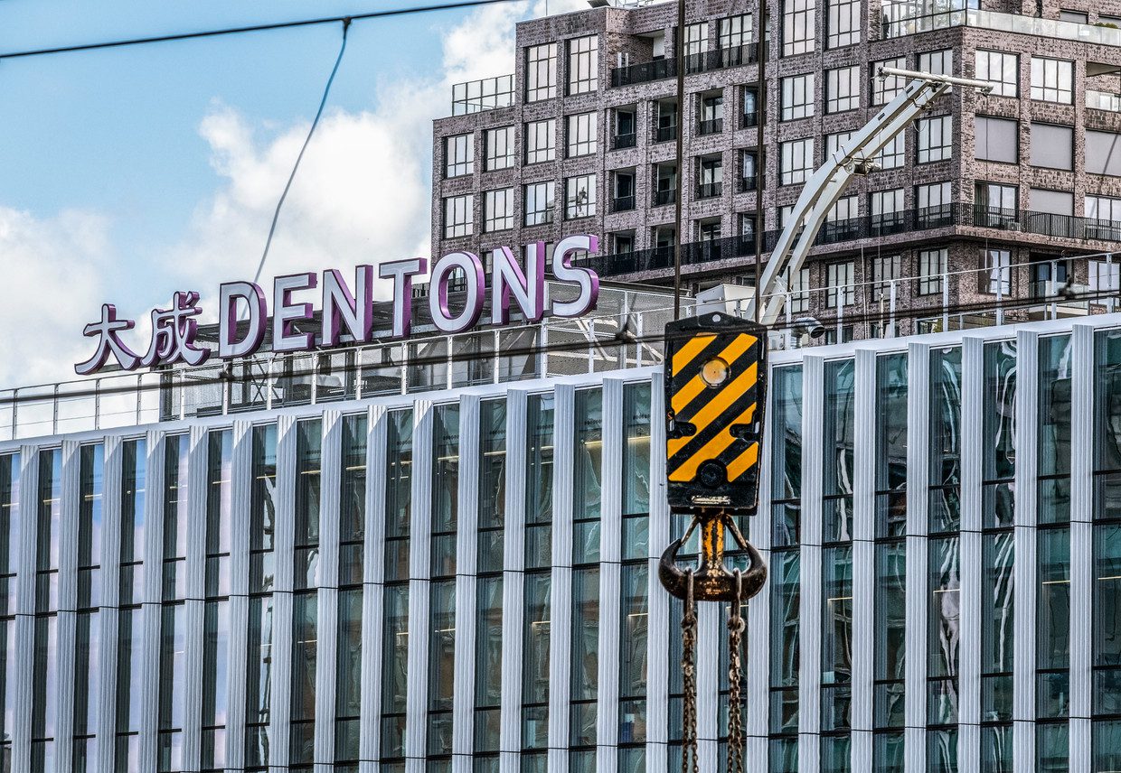 The Chinese characters on the facade of Dentons in Amsterdam Zuidas will be removed.  The law firm is separating from China due to new Chinese legislation.  Image by Raymond Rotting / De Volkskrant