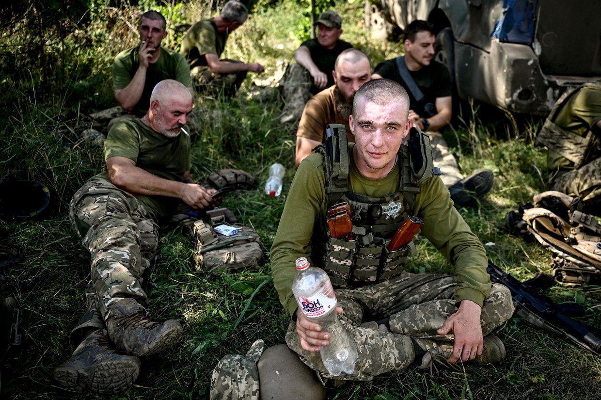 Ukrainian soldiers in front.  Image courtesy of Getty Images