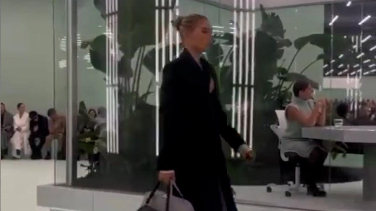 Beeld uit video: Jutta Leerdam verschijnt in Milaan voor het eerst op catwalk