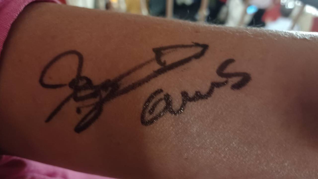 Willeke wanted a Guus Meeuwis tattoo, but his signature looks like a penis