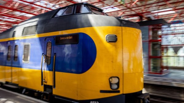 Find the route where the Lely railway line passes over Afsluitdijk