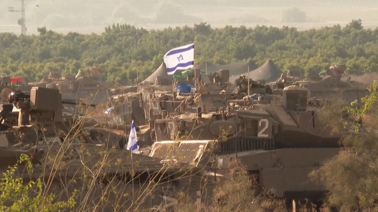 Beeld uit video: Israëlische militaire voertuigen staan opgesteld rond Gaza