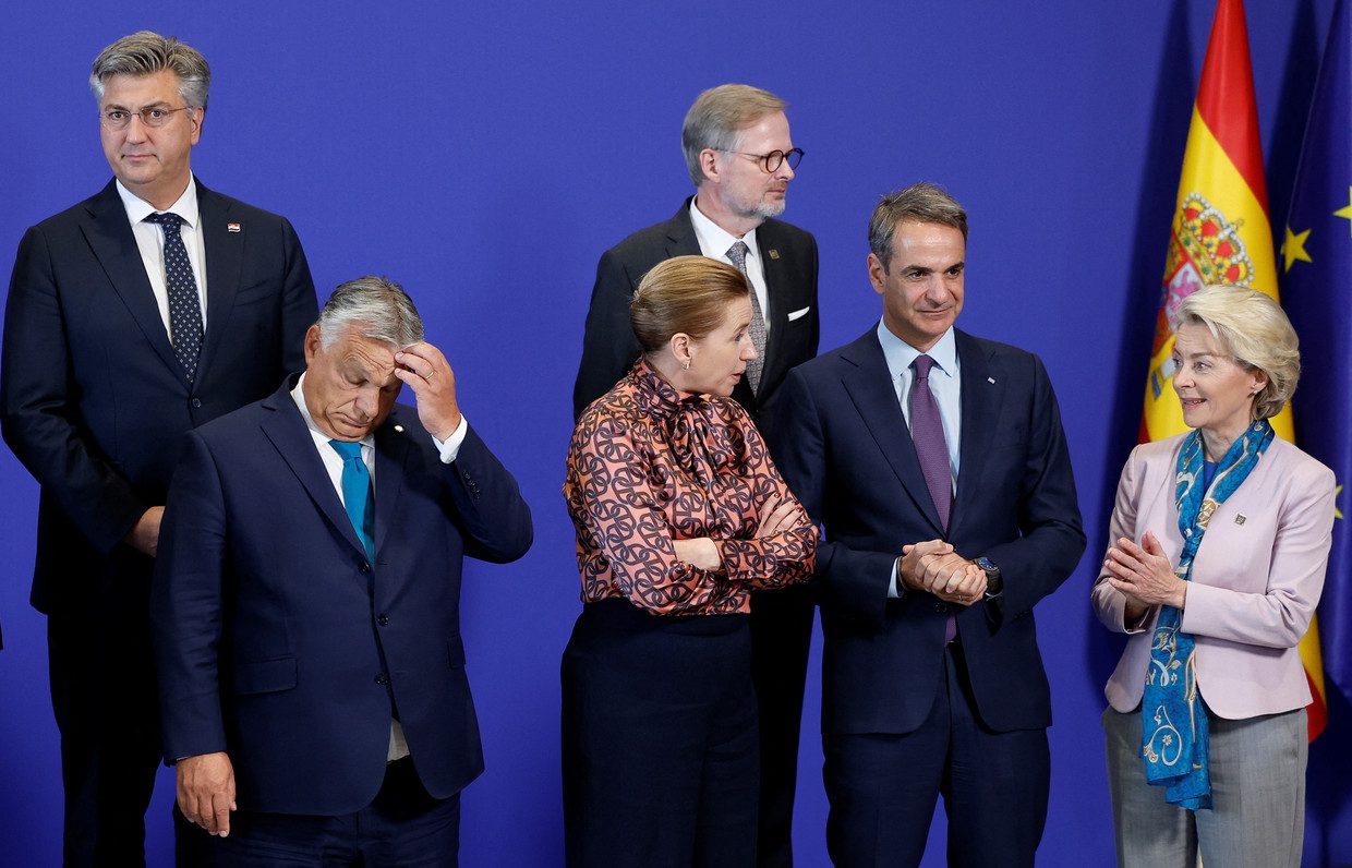 The heads of state of Croatia, Hungary, Denmark, the Czech Republic and Greece with Ursula von der Leyen, President of the European Commission during the EU summit in Granada.  Reuters photo