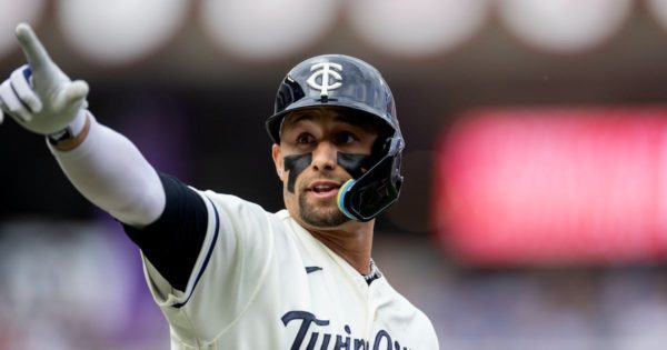 Lewis homered twice, the Twins defeated the Blue Jays to end the losing streak