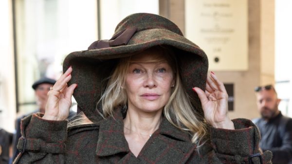 Pamela Anderson recalls her appearance without makeup at Paris Fashion Week “with satisfaction”