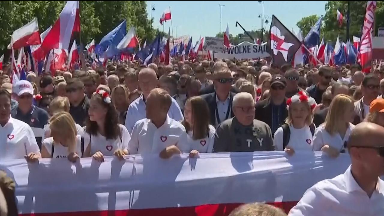 Beeld uit video: Honderdduizenden mensen de straat op bij antiregeringsmars in Polen