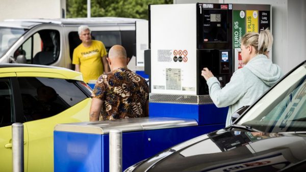 The biggest drop in oil prices in more than a year due to rising interest rates  Economy