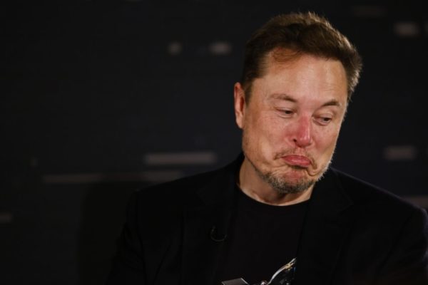 Suddenly Elon Musk is making a strange request to new Tesla buyers