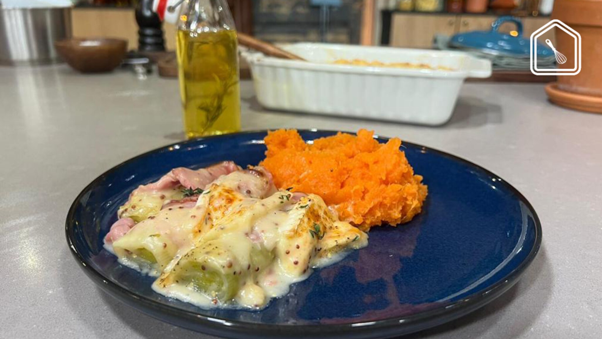 Leek casserole with ham, cheese sauce and mashed sweet potatoes