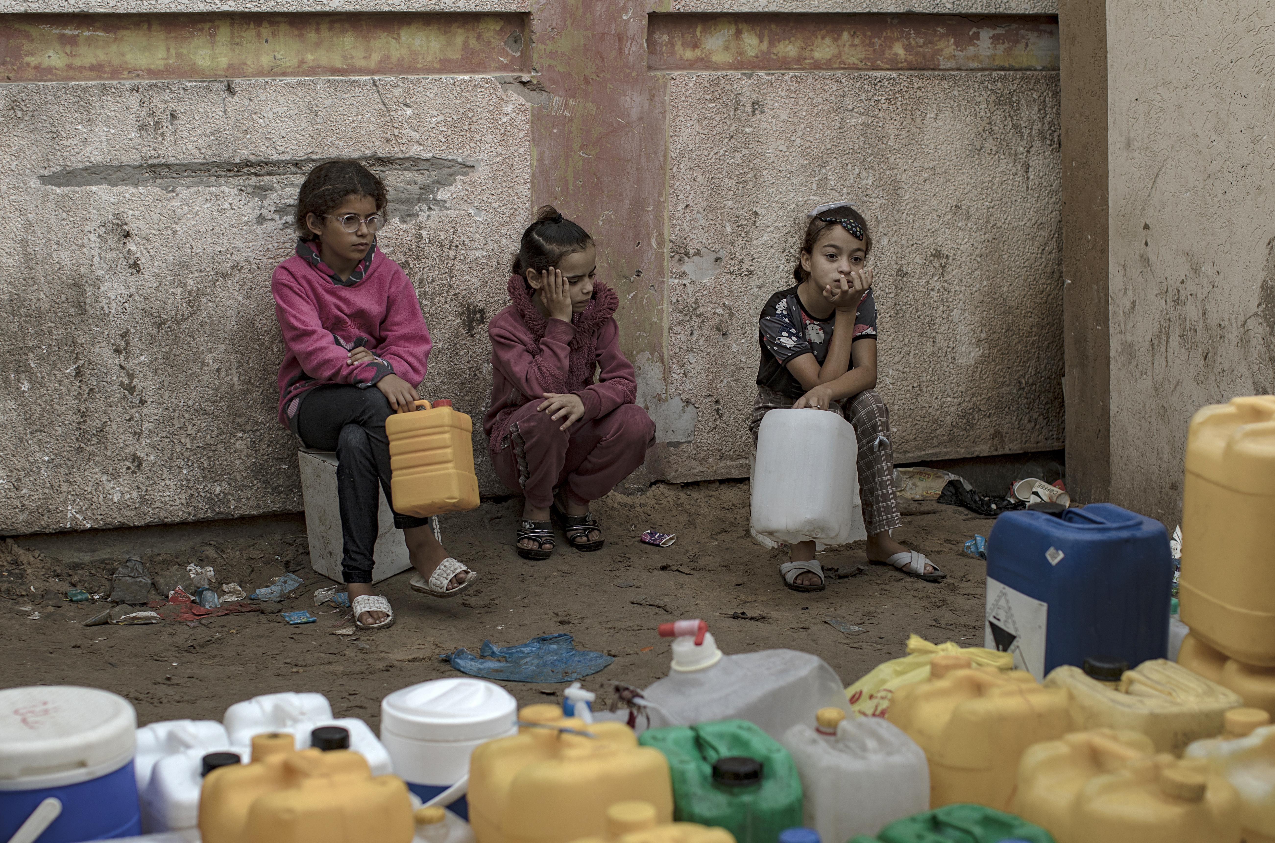 Displaced Palestinian children wait for a refill of water at Nasser Hospital in Khan Younis, southern Gaza Strip.  Photo: EPA/Haytham Imad