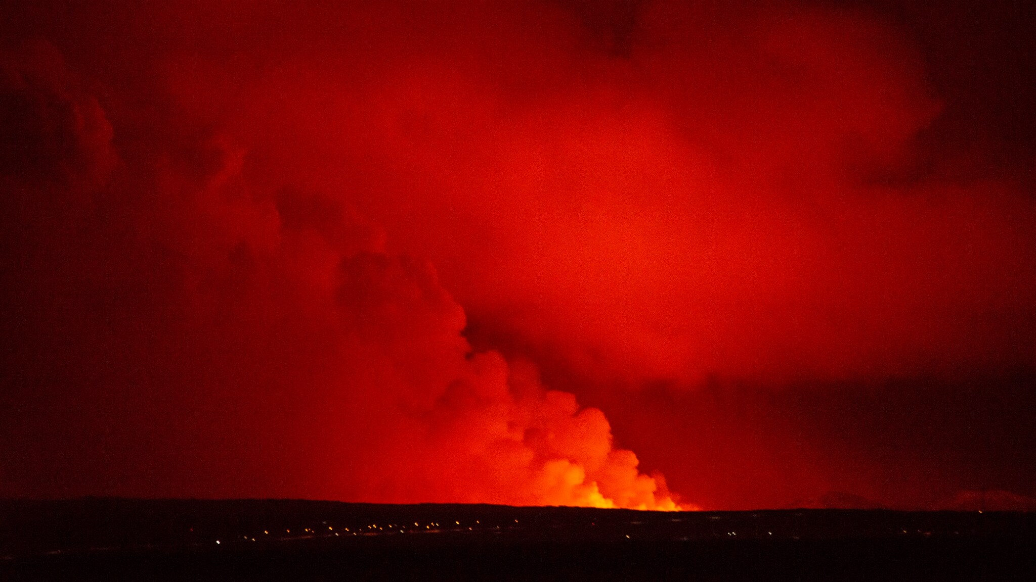 Simone watched the volcanic eruption in Iceland from her window: 'The sky is on fire'