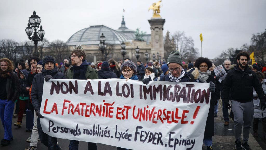 75 thousand French people take to the streets against Macron’s strict immigration law