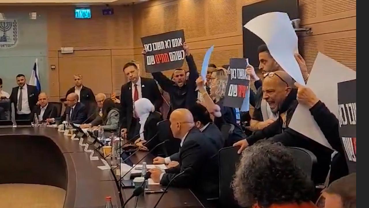 Beeld uit video: Familieleden van gijzelaars verstoren vergadering van Israëlisch parlement