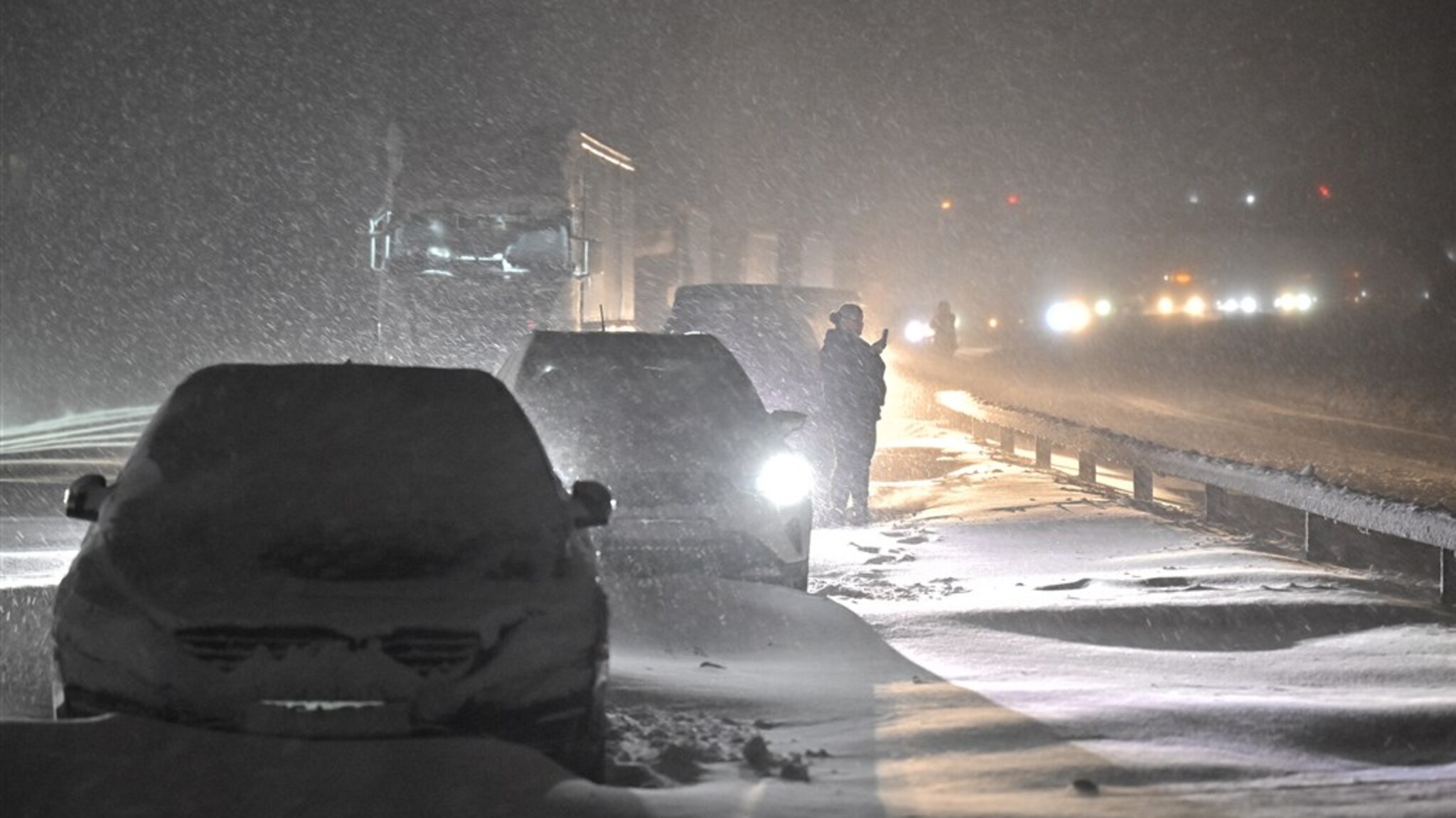 Traffic stopped on Swedish roads due to snowfall -43 degrees north