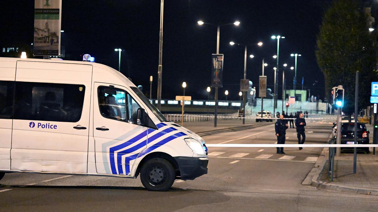 Twelve people arrested after Antwerp police bus looted on New Year’s Eve |  outside