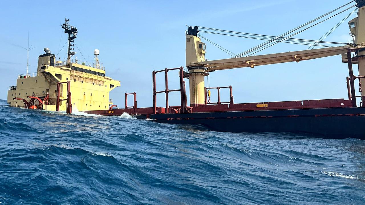 The Houthis sink a ship in the Red Sea for the first time  outside