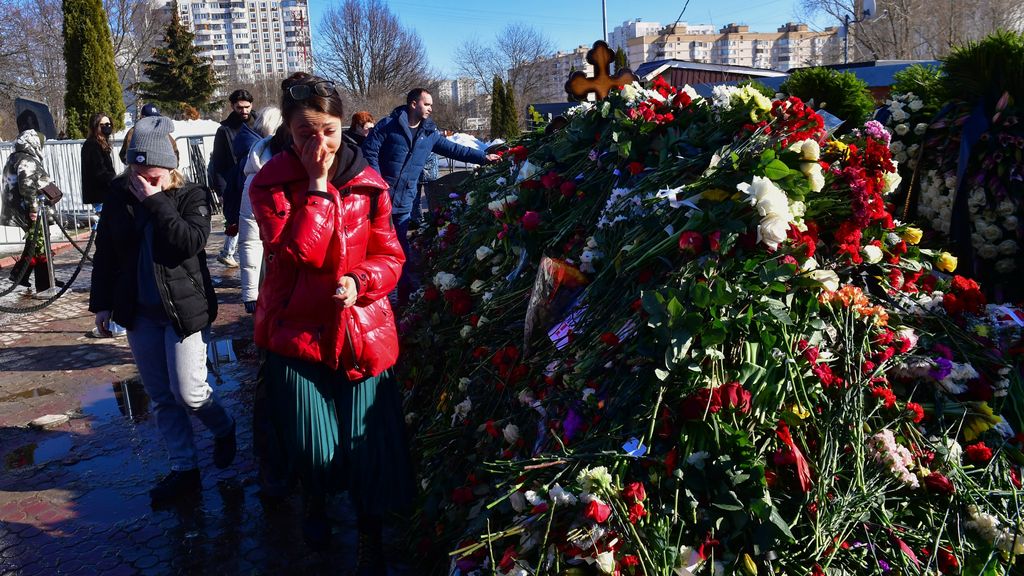 Thousands again line up in front of Navalny’s grave in Moscow