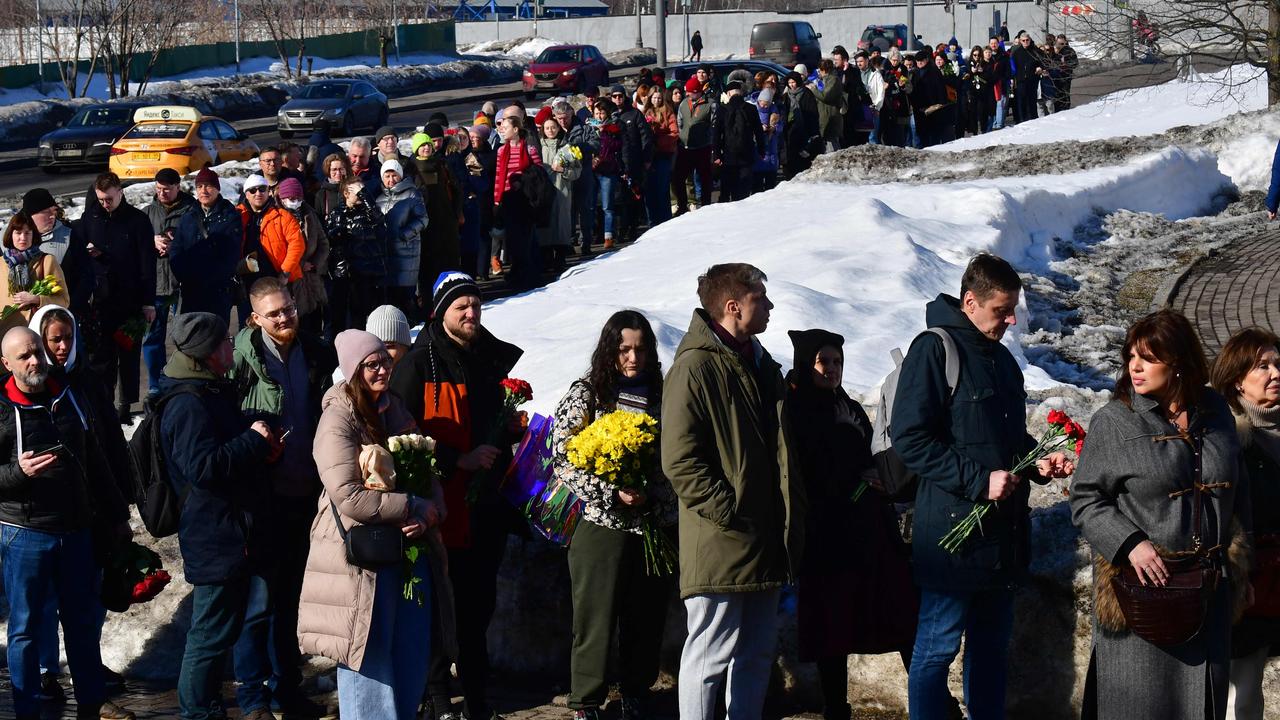 Huge queue in front of Navalny’s grave: hundreds of people want to bid him farewell  Navalny’s death