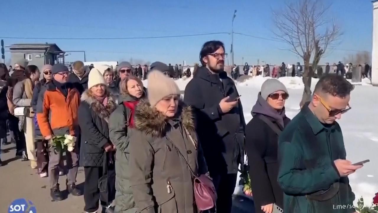 Beeld uit video: Opnieuw honderden Russen in de rij voor bezoek van graf Navalny