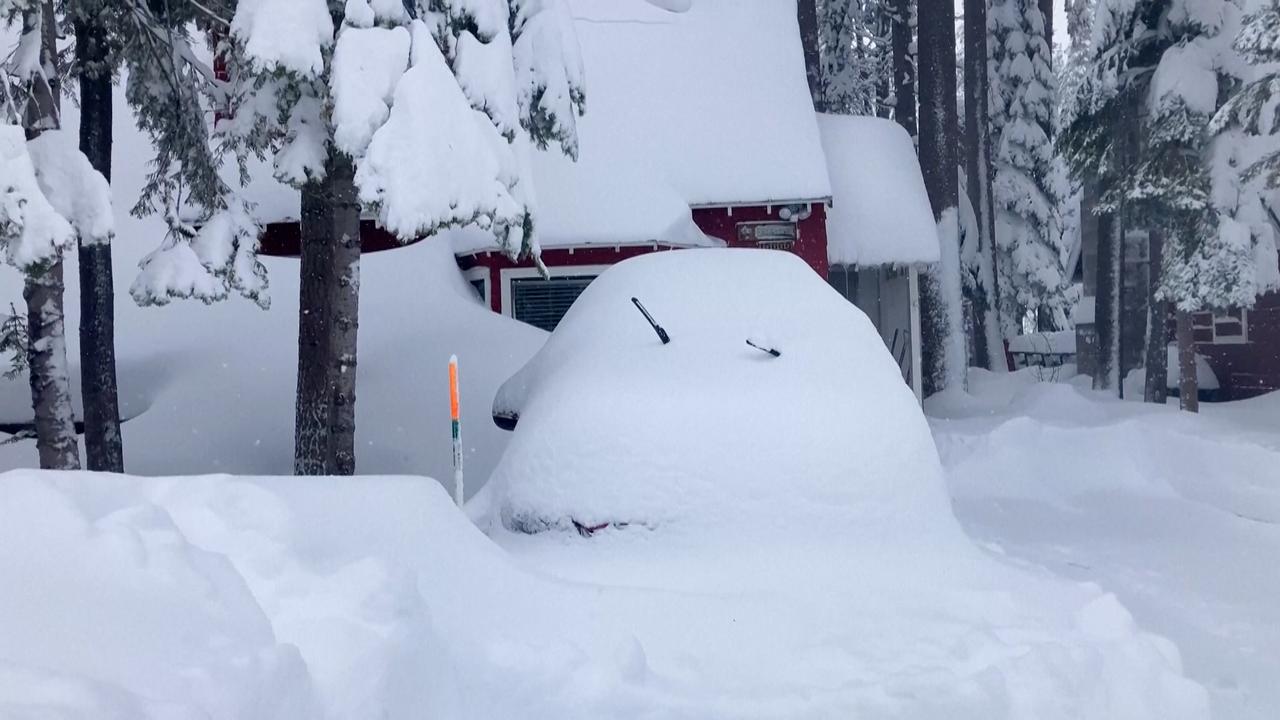 Beeld uit video: Auto's verdwijnen bijna in sneeuw door hevige storm in VS