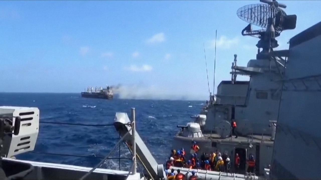 Beeld uit video: Indiase marine redt mensen van door Houthi's aangevallen schip