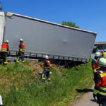 A sick truck driver falls off the road [+foto’s]