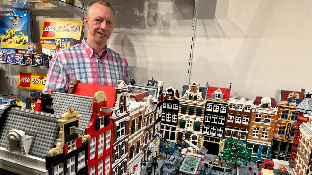 A LEGO artist recreates Amsterdam's canals in detail