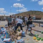 Israëliërs smijten voedselhulp voor Gaza op straat: 'Politie staat erbij en kijkt ernaar'