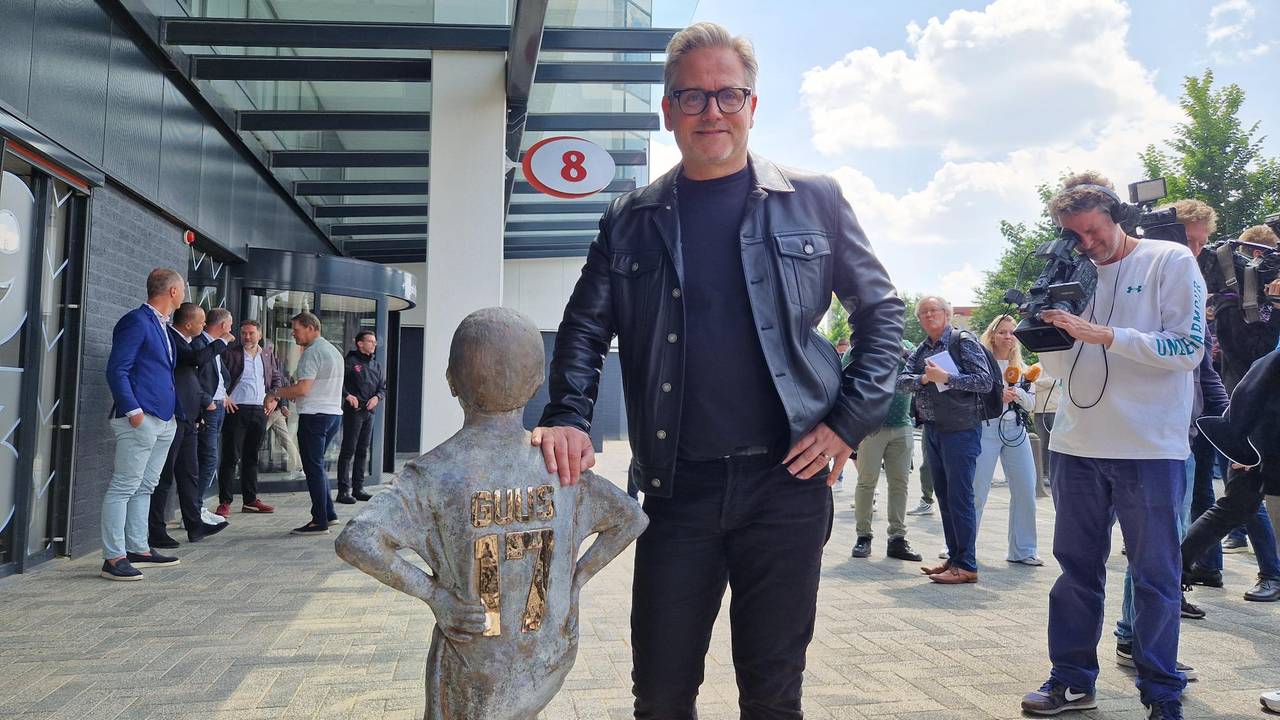 Voor het Philips stadion staat een 'kleine Guus' (foto: Noël van Hooft).