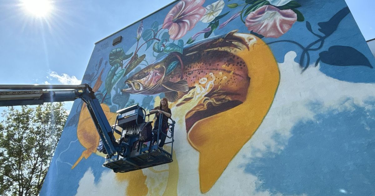 Artist Nina paints huge mural in Assen: "People give thumbs up and honk"