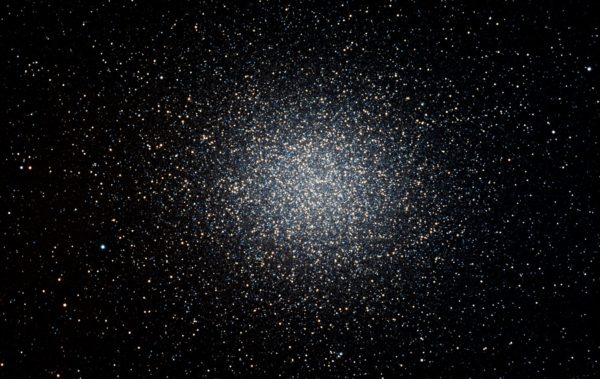 Astronomers look into the heart of the Omega Centauri star cluster
