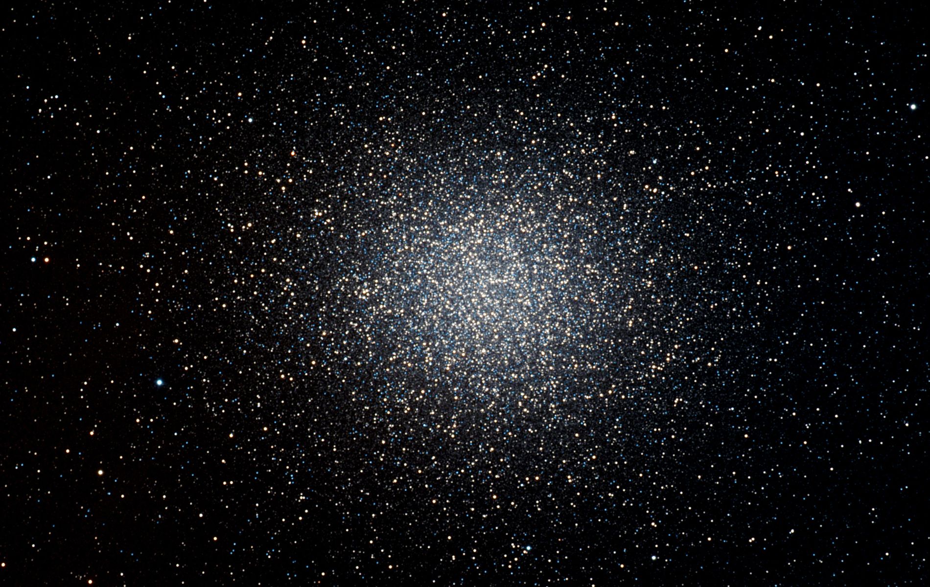 Astronomers look into the heart of the Omega Centauri star cluster