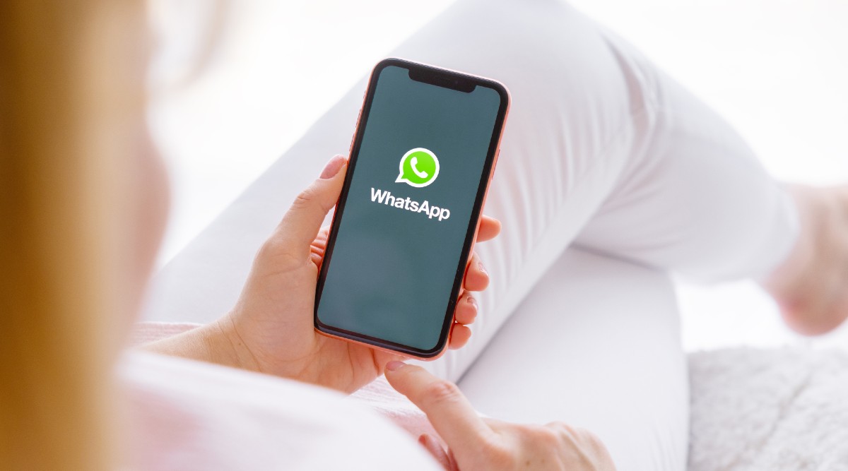 Vrouw opent WhatsApp. Met deze nieuwe functie van WhatsApp kunt u contacten eenvoudig groeperen.