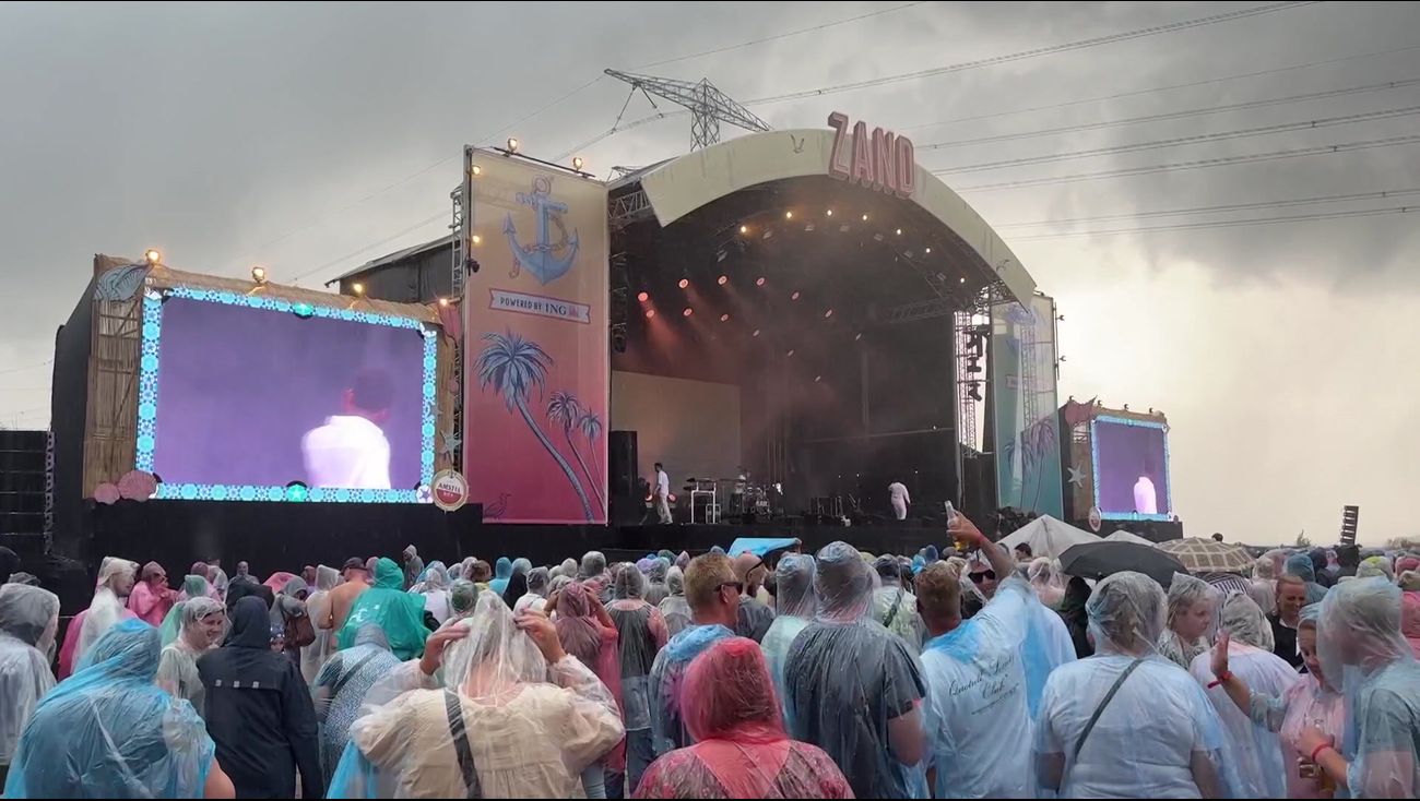 Omroep Flevoland - News - Festival hit by sandblasting, trees blown away but no one hurt in thunderstorm