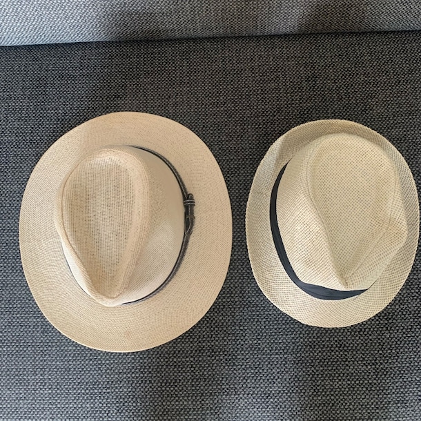 On the right is the hat that Hans Steemsma ordered from Dropshipper, and on the left is the model he thought he would get.