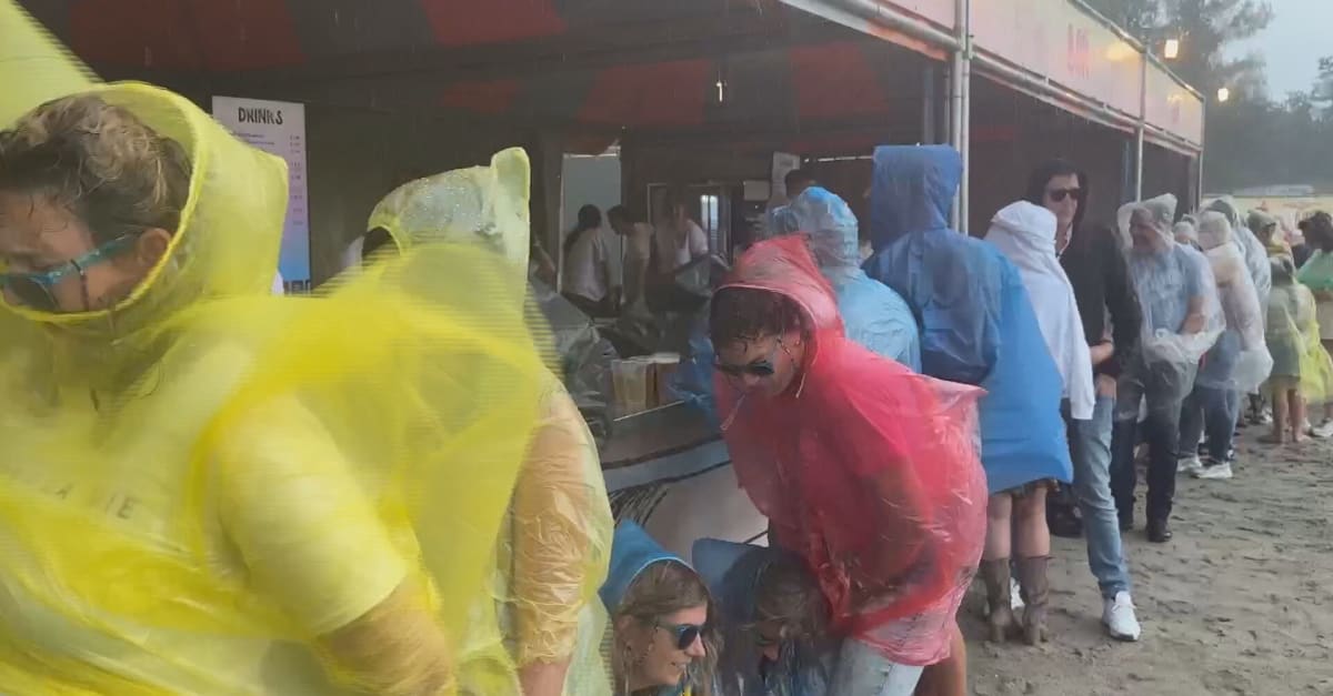 Severe weather raged across the festival site, causing the festival to be temporarily halted.