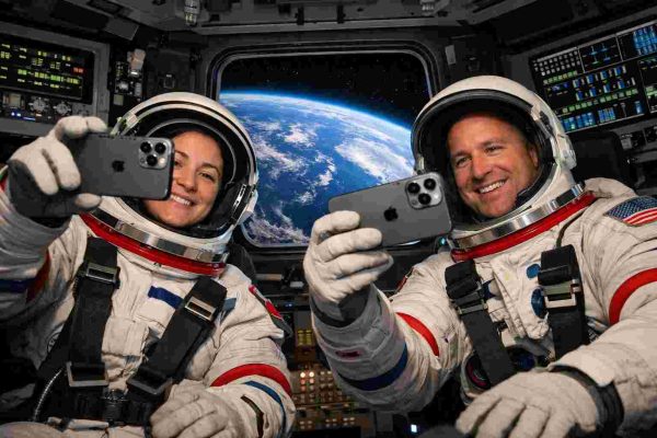 Artemis II Astronauts Capture Earth Selfies Using iPhone 17