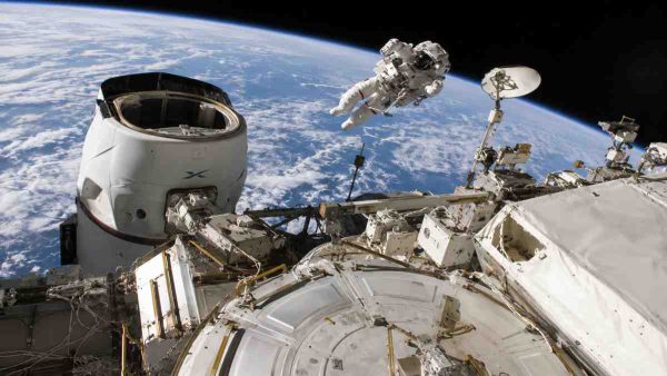 NASA Orders ISS Crew Into SpaceX Dragon During Russian Air Leak Repair Effort